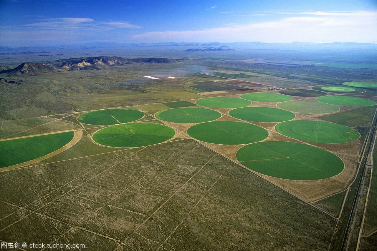農業-中心支點的鳥瞰圖,位于美國亞利桑那州dateland附近的沙漠環境。